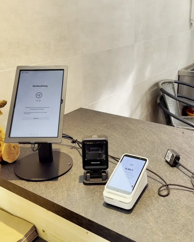 Die Self-Checkout-Kasse: Tablet im Ständer, daneben Barcode-Scanner und Kartenterminal.