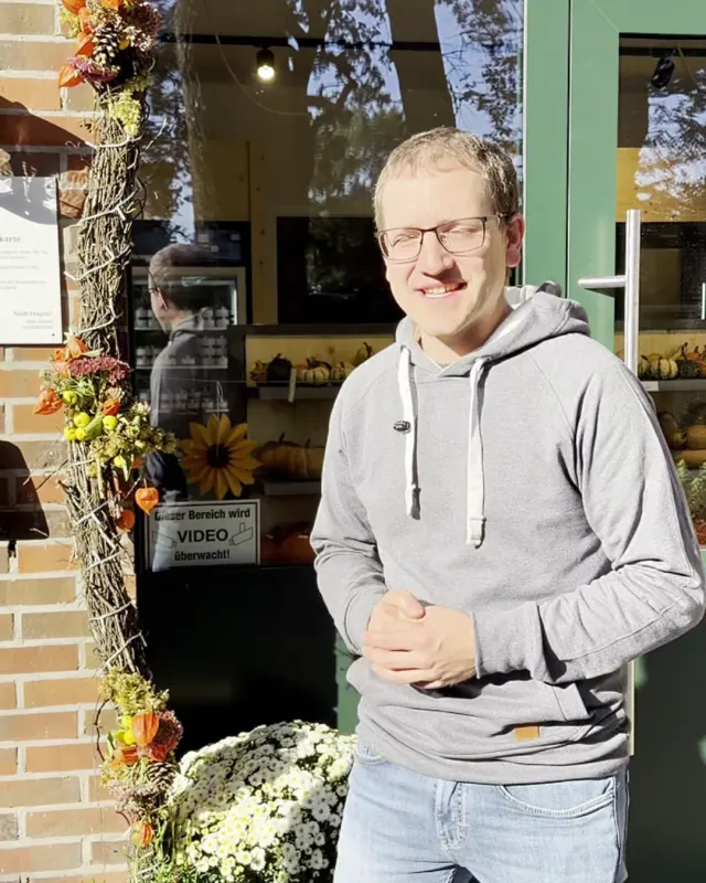 Sven Reuter vor seinem Hofladen.